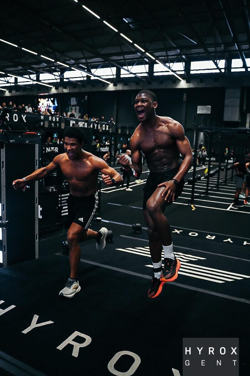 Joey en zijn trainingspartner tijdens HYROX Gent
